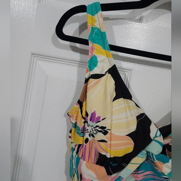 Maxine of Hollywood Retro Floral Twist Front One Piece Swimsuit in Size 10 - Picture 3 of 13